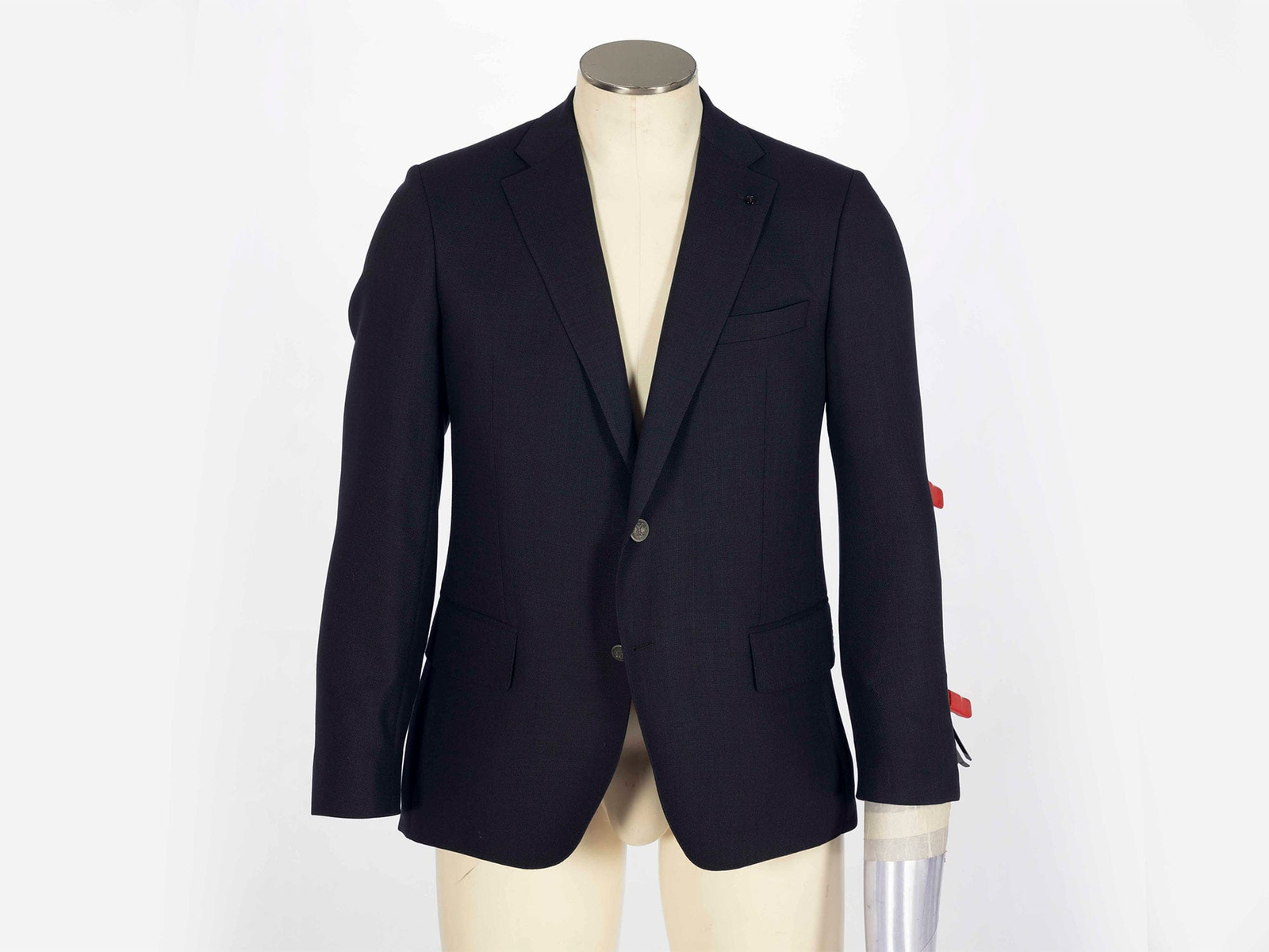 Fotografía de maniquí invisible de saco negro para catálogo de moda