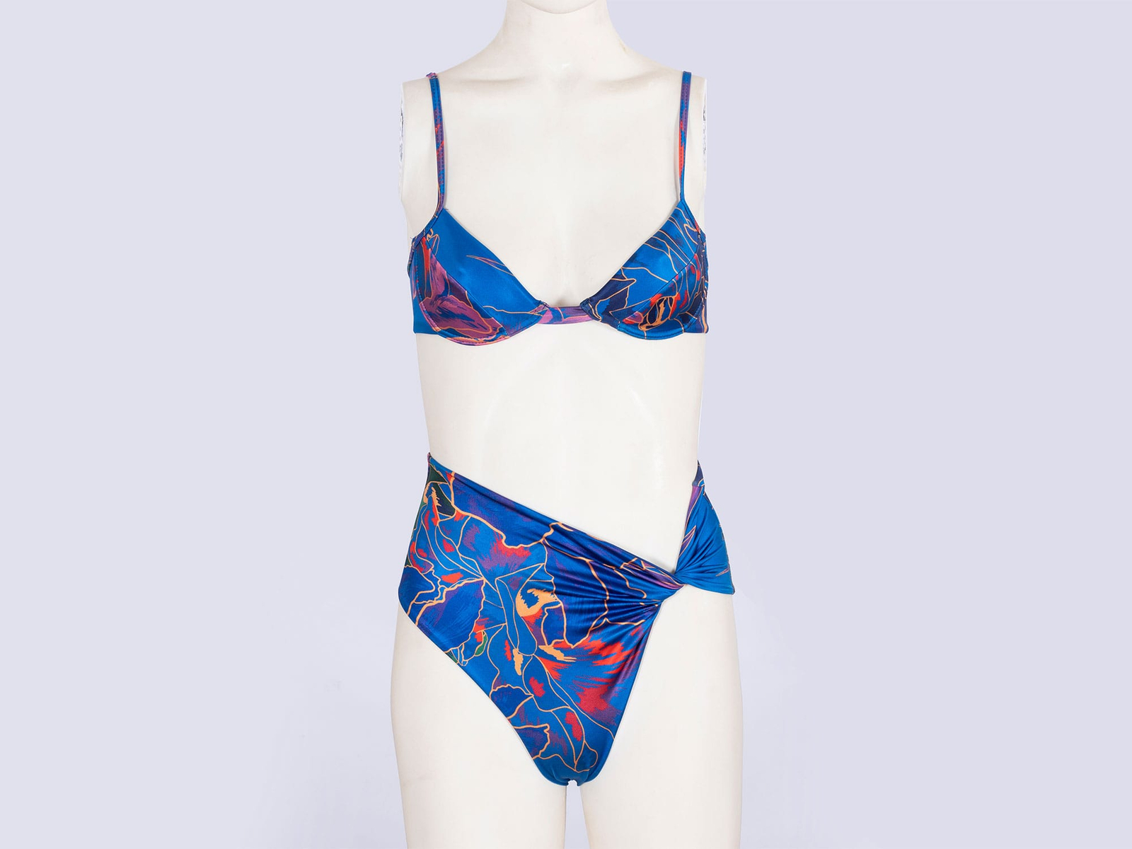 Fotografía de maniquí invisible de bikini estampado para e-commerce de moda
