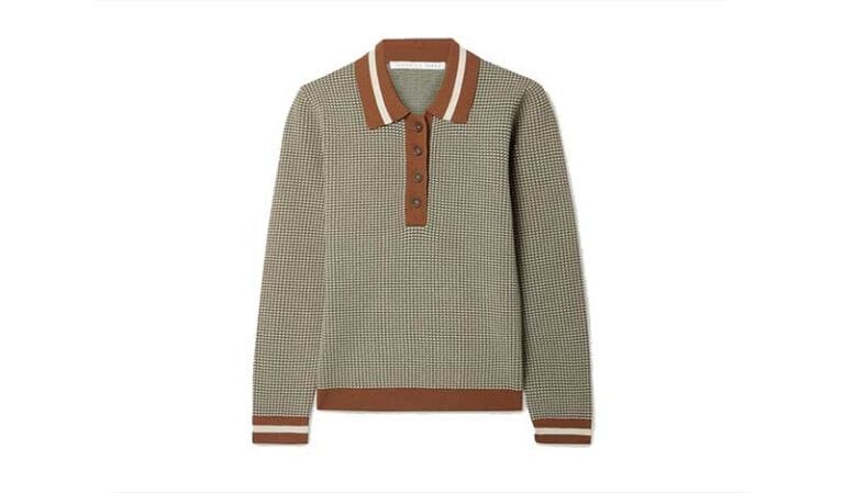 Fotografía flat lay de prenda de moda dispuesta sobre fondo neutro