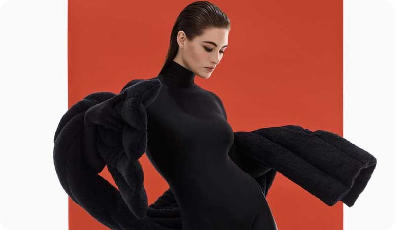 Modelo posando para lookbook profesional de marca de moda