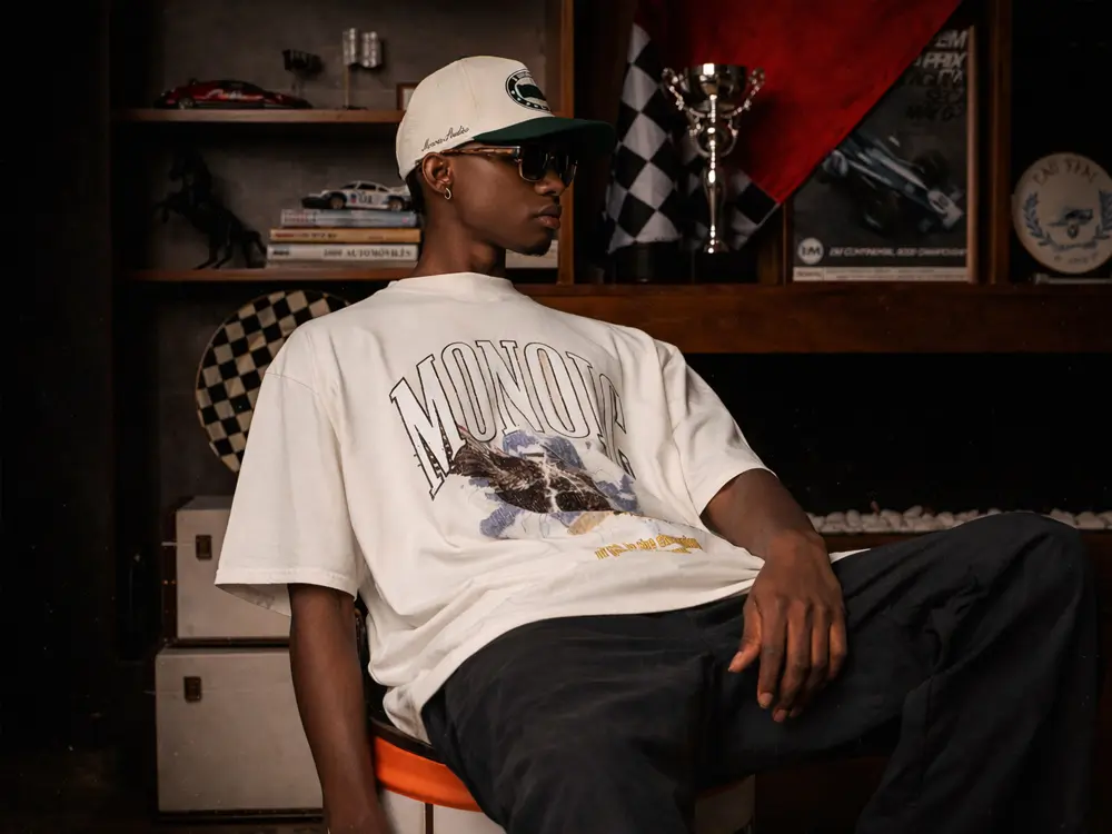 Modelo masculino en set creativo fotografía editorial urbana