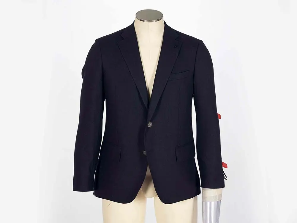 Blazer formal azul en maniquí antes de edición con fondo original