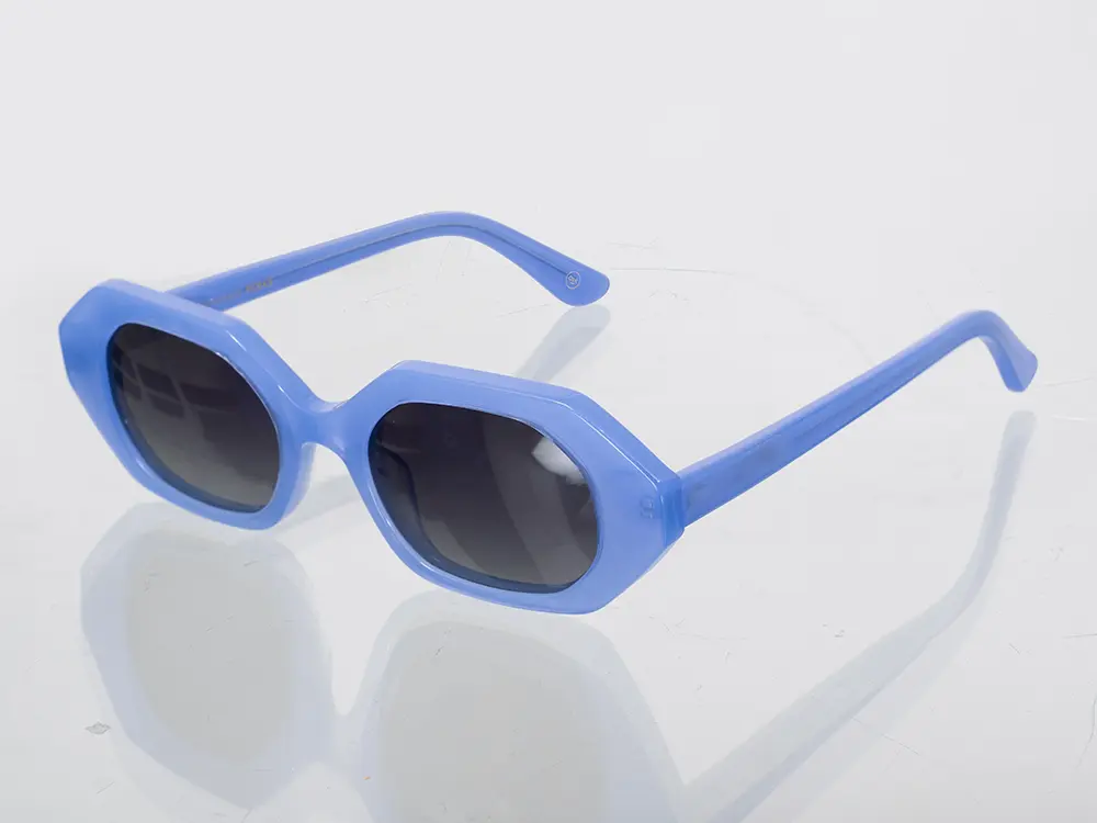 Antes y después de edición de gafas de sol azules para e-commerce, mejora de fondo, iluminación y reflejo