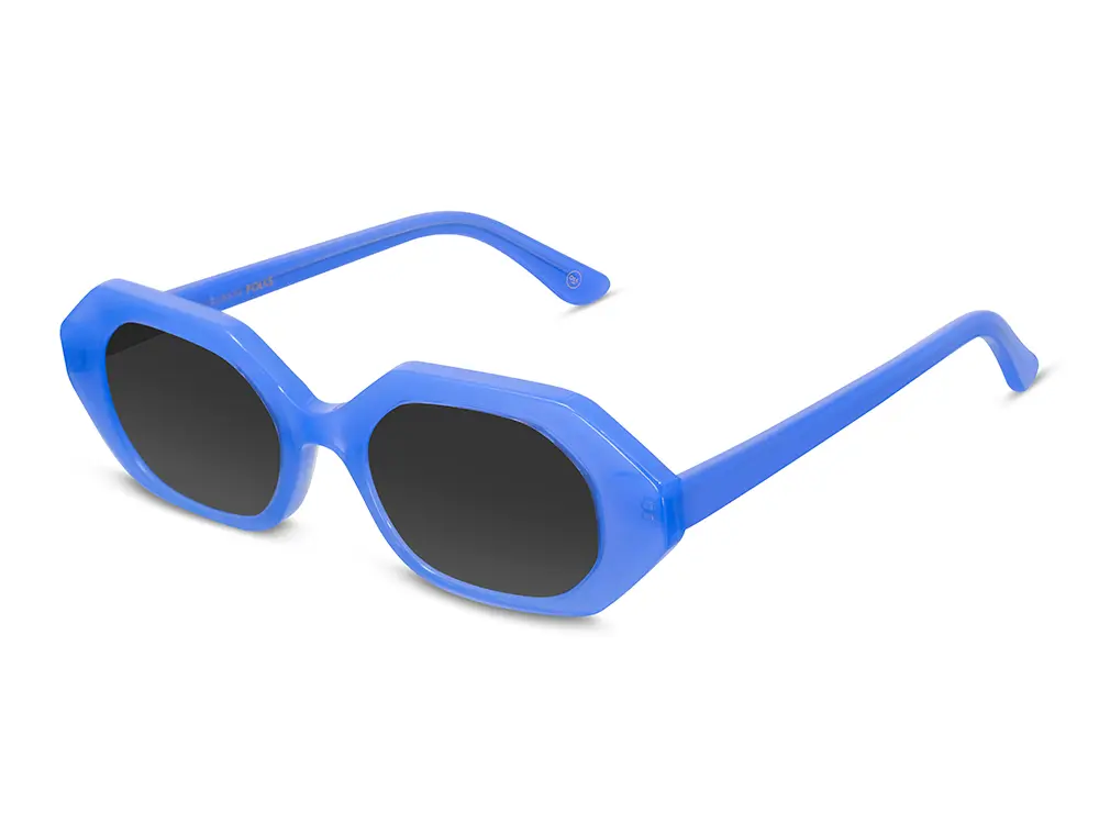 Antes y después de edición de gafas de sol azules para e-commerce, mejora de fondo, iluminación y reflejo