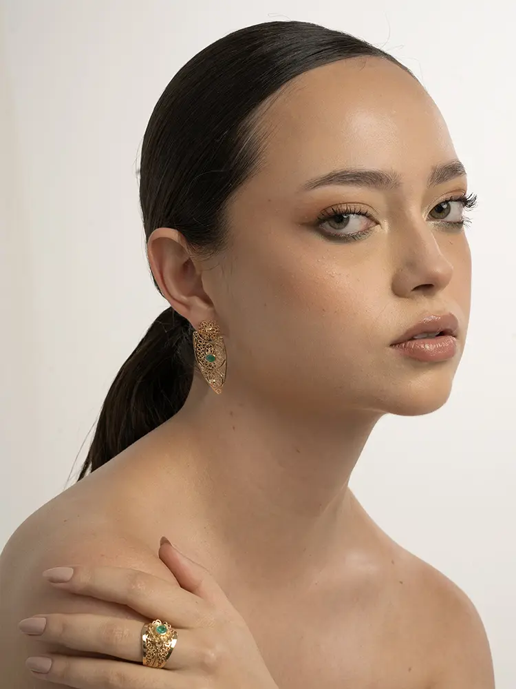 Antes y después de edición en fotografía de joyería con modelo, mejora de piel, iluminación y color para e-commerce