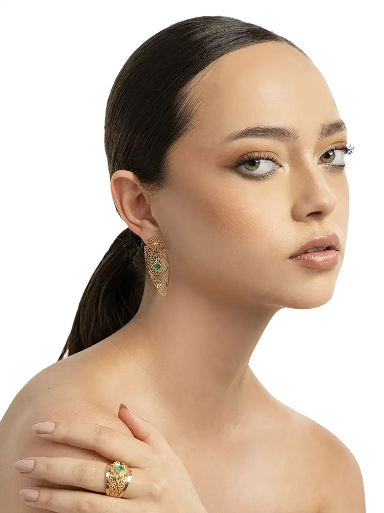 Antes y después de edición en fotografía de joyería con modelo, mejora de piel, iluminación y color para e-commerce