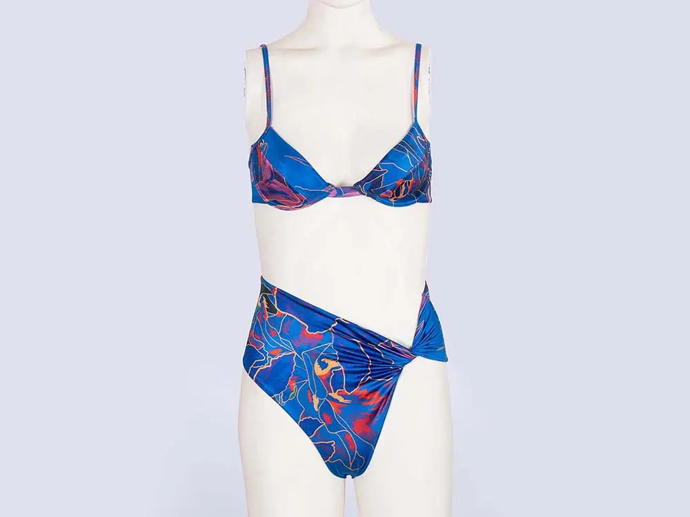 Bikini estampado azul en maniquí antes de edición fondo estudio