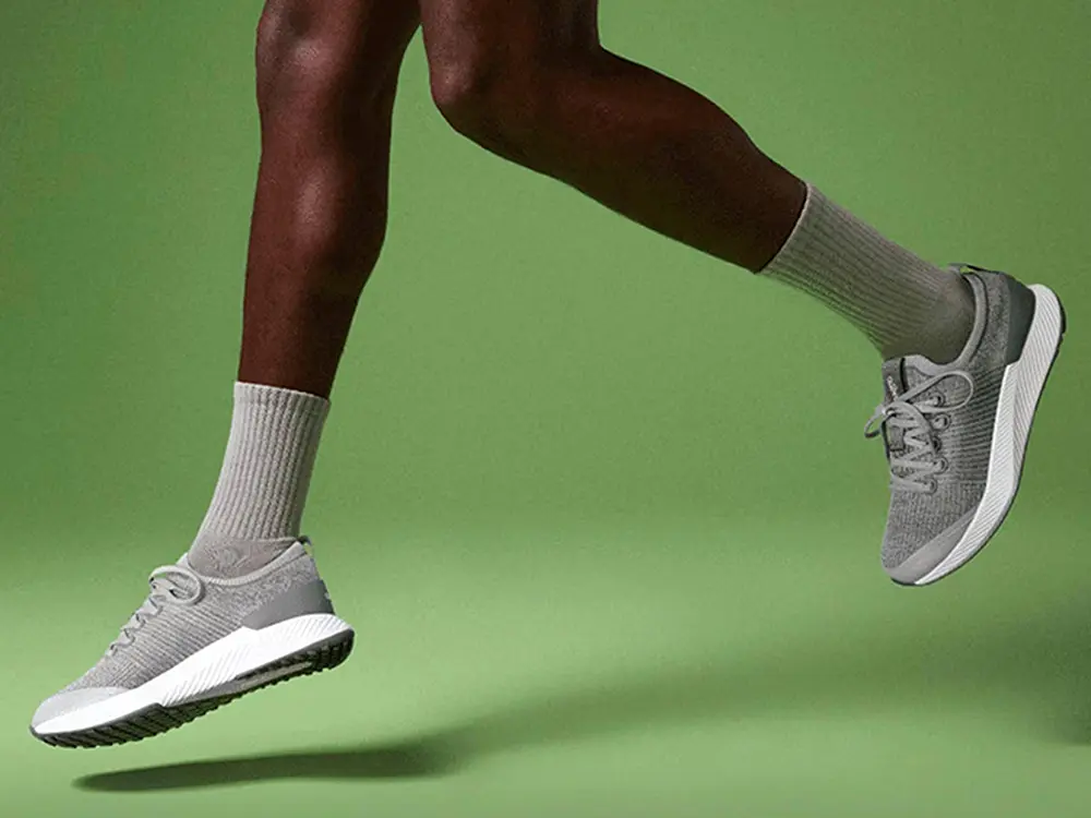Piernas en movimiento con sneakers fotografía editorial deportiva