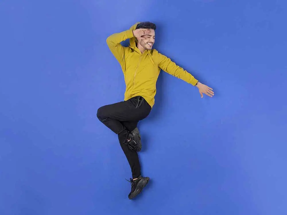 Fotografía publicitaria hombre fondo azul antes