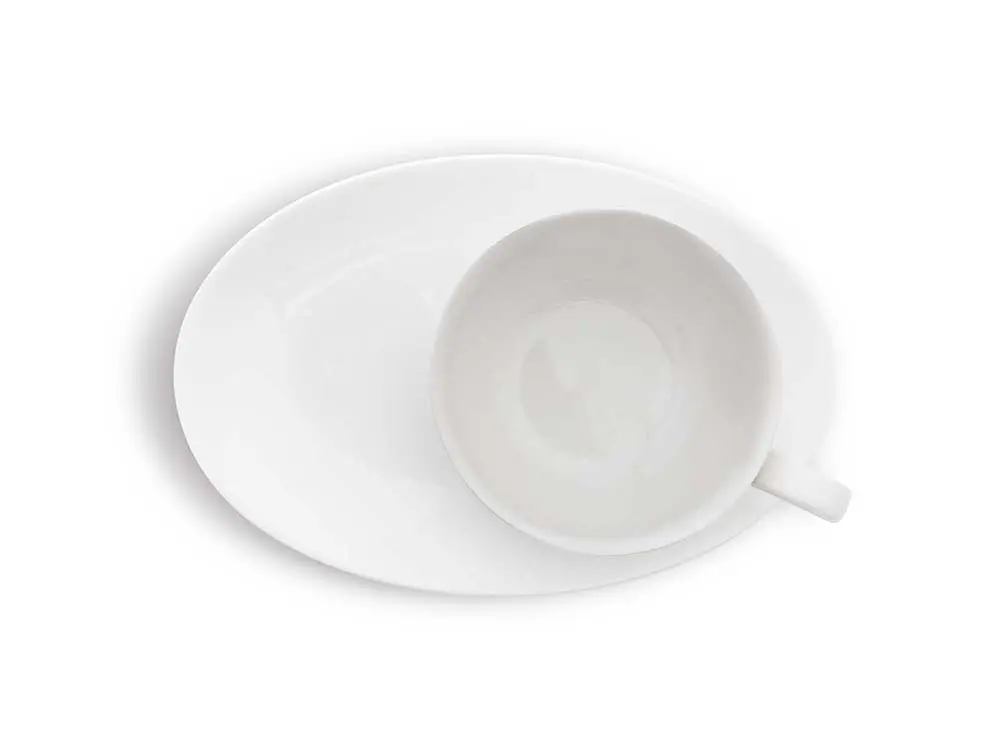 Taza de café vacía fondo blanco fotografía de producto antes