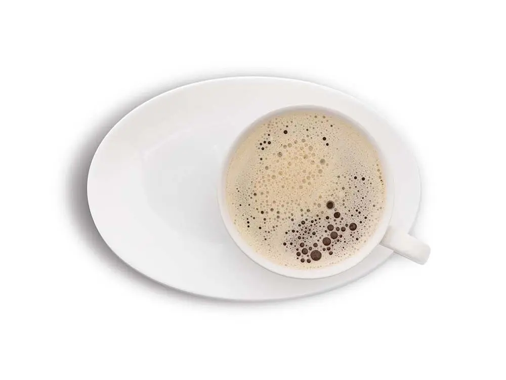 Taza de café vacía fondo blanco fotografía de producto despues