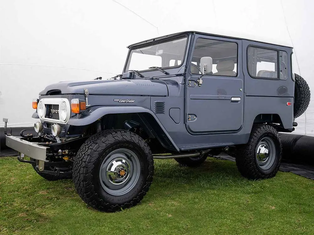 Camioneta clásica Toyota antes de edición con fondo real exterior