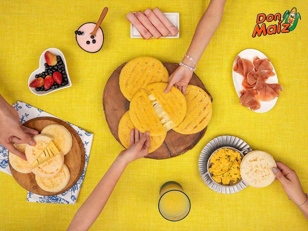 Escena de comida compartida fotografía gastronómica publicitaria