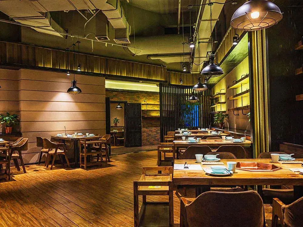 Restaurante con iluminación cálida fotografía de interiores