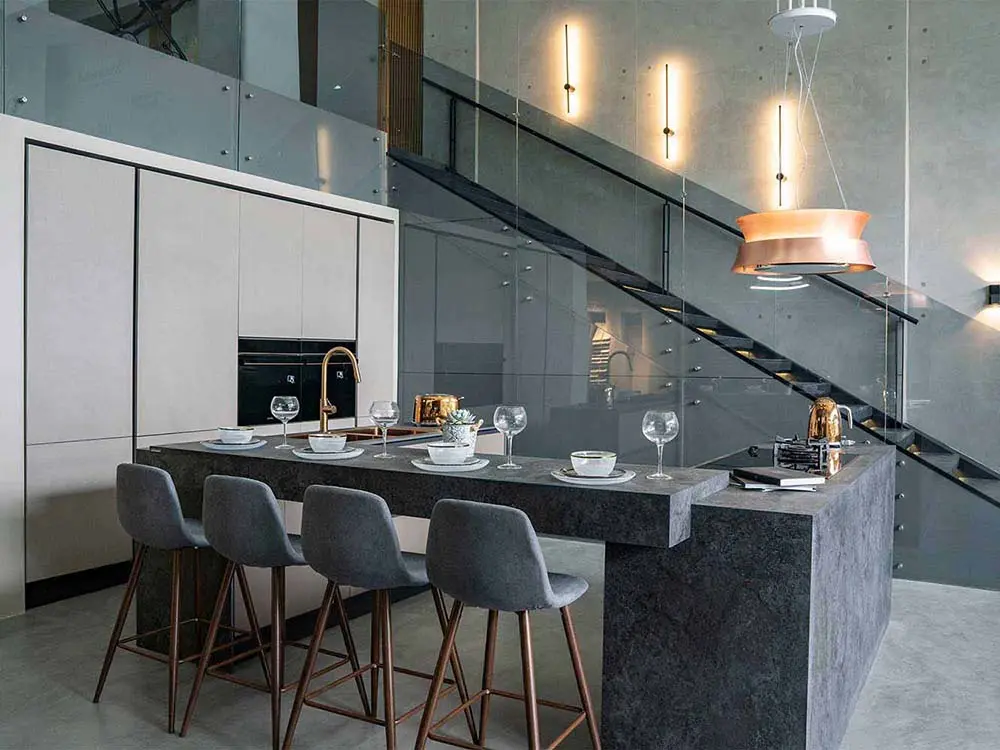 Cocina moderna con barra fotografía de interiores