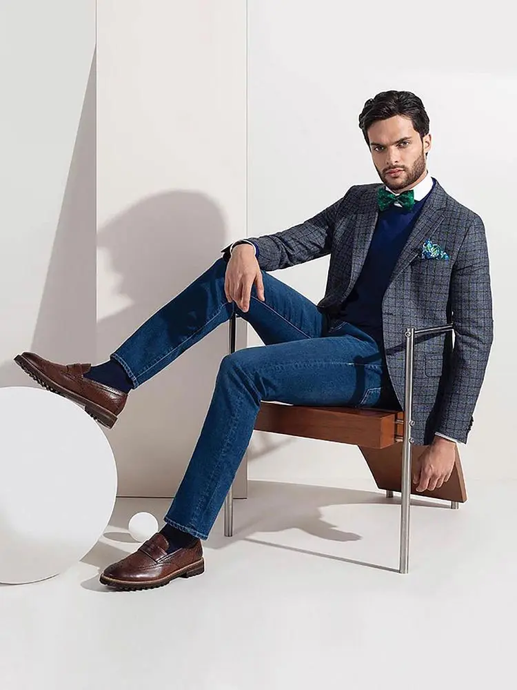 Modelo masculino en traje azul fotografía editorial fondo blanco