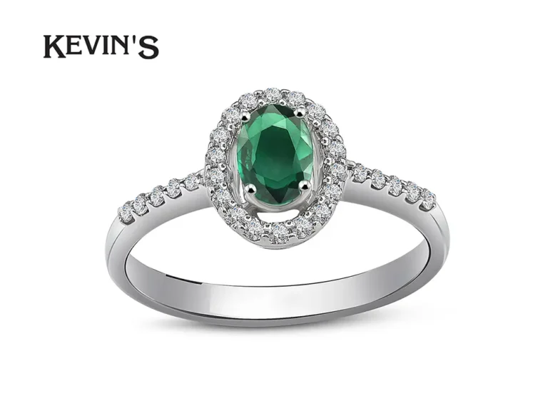 Anillo con piedra verde fotografía de producto lujo