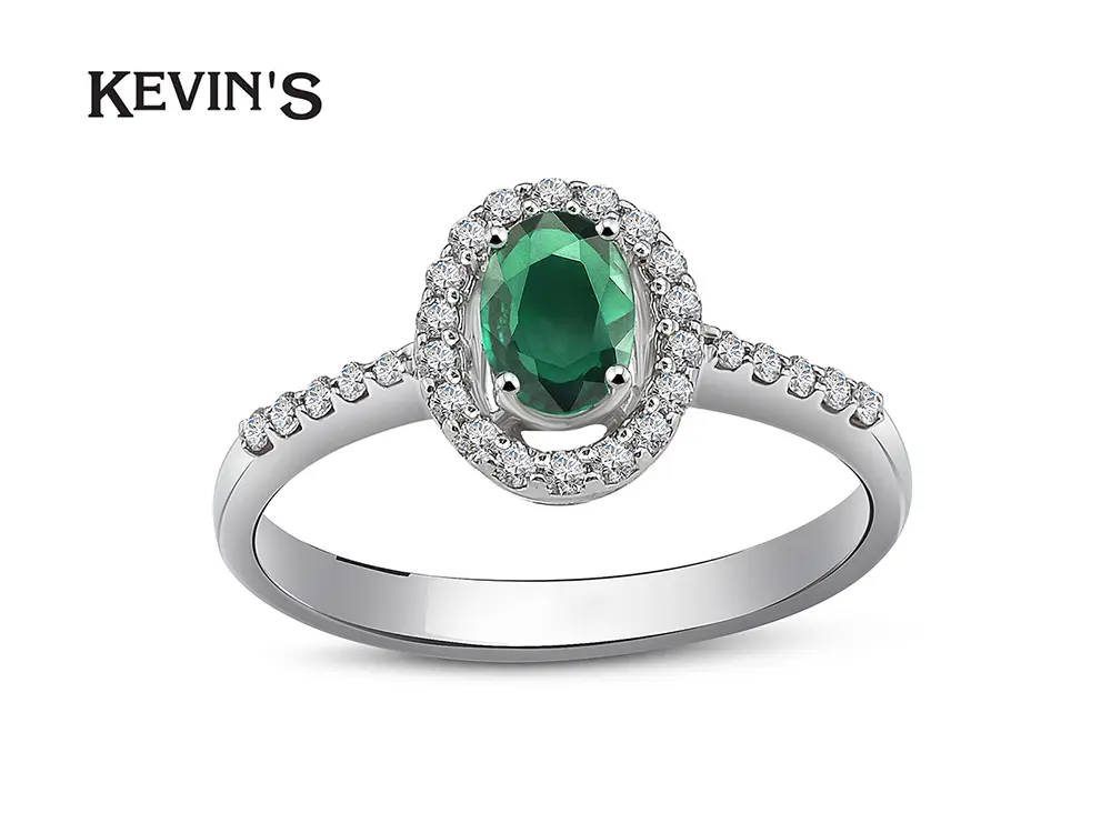 Anillo con piedra verde fotografía de producto lujo