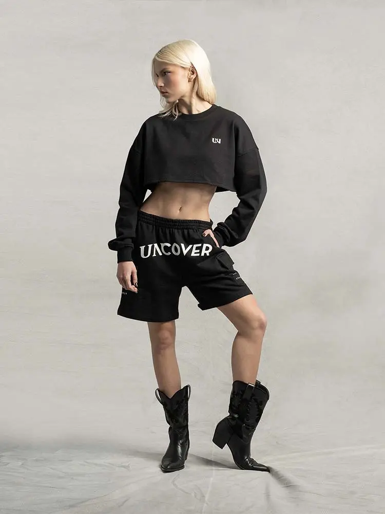 Modelo con outfit urbano negro fotografía lookbook