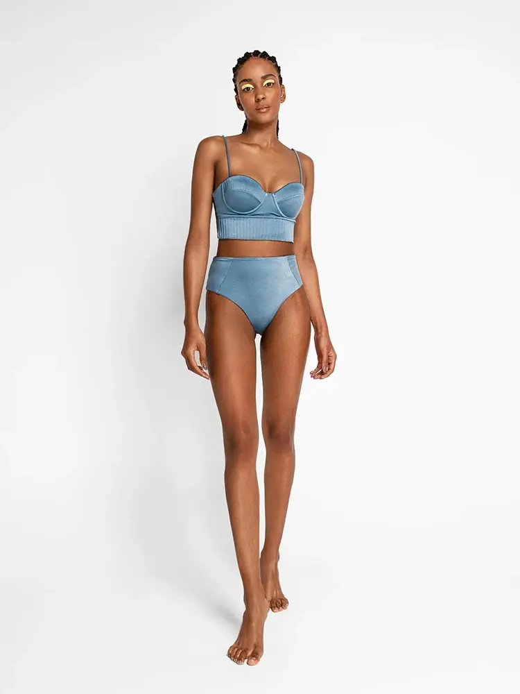 Modelo femenina en bikini azul fotografía lookbook