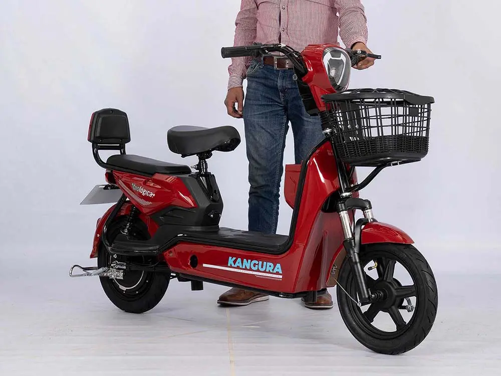 Moto eléctrica roja con persona antes de edición en fondo interior