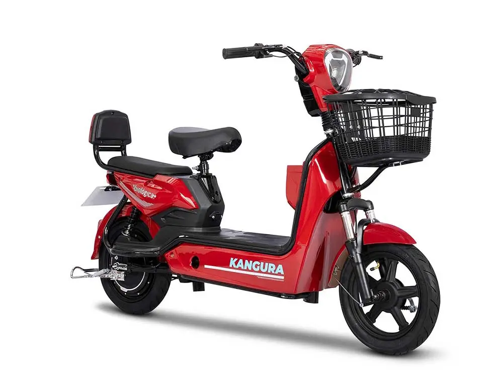 Moto eléctrica roja con persona despues de edición en fondo interior