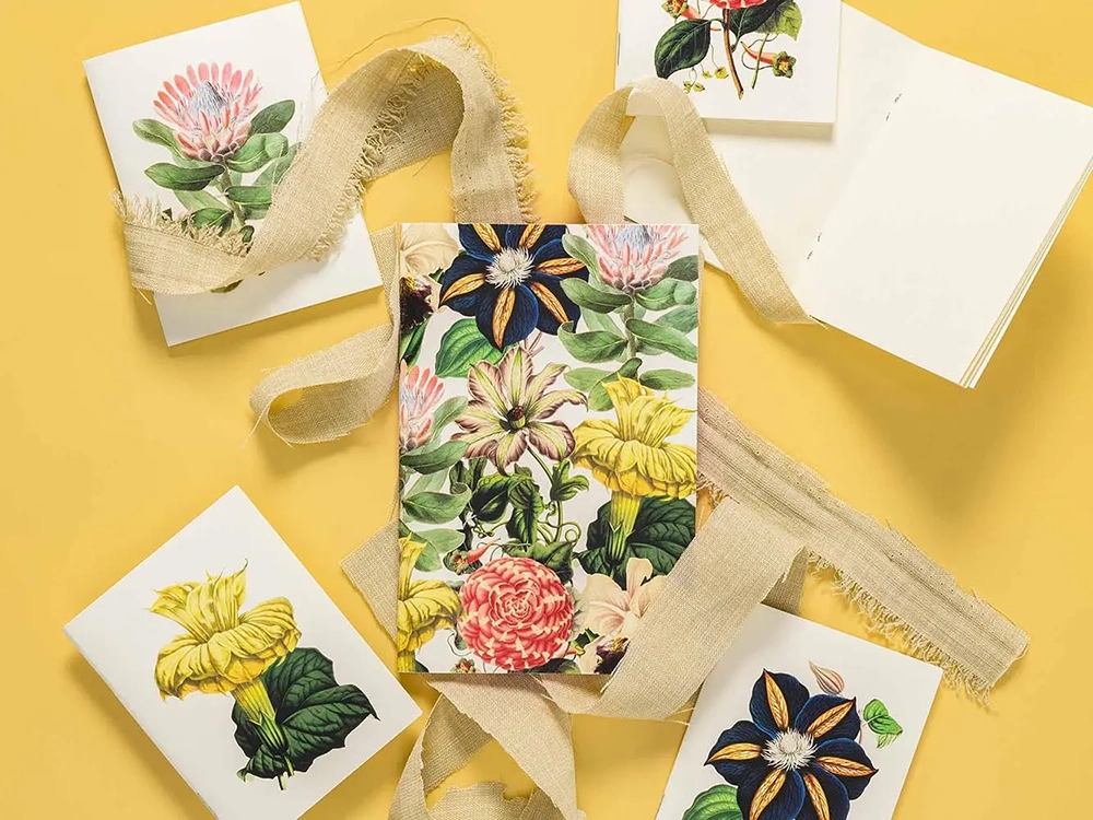 Composición de papelería y empaque floral antes de edición fondo amarillo