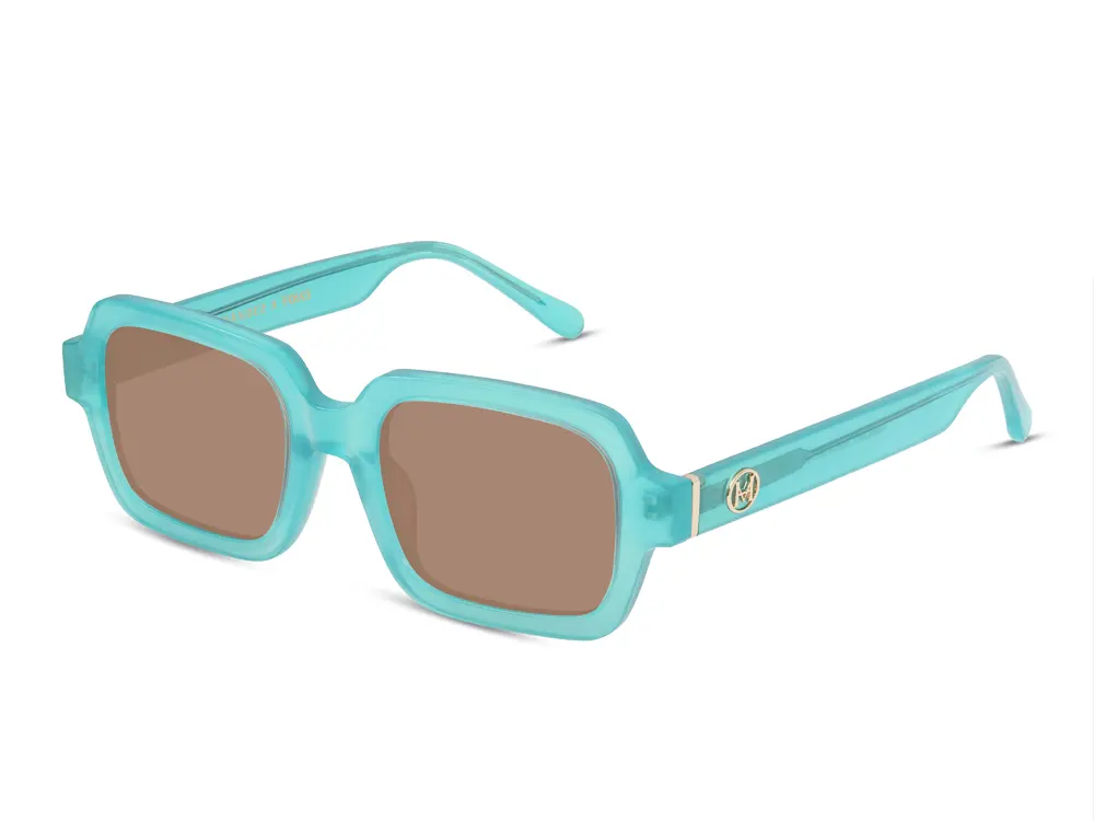 Gafas de sol color turquesa fotografiadas en estudio sobre fondo blanco para e-commerce y fotografía comercial de producto.