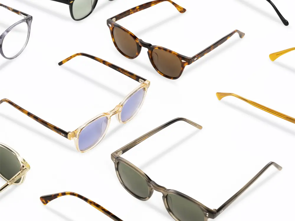 Colección de gafas ópticas y gafas de sol organizadas sobre fondo blanco para fotografía comercial y catálogo e-commerce.