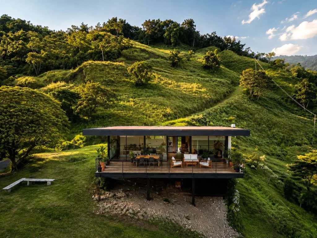 Fotografía aérea con dron de casa moderna en paisaje montañoso