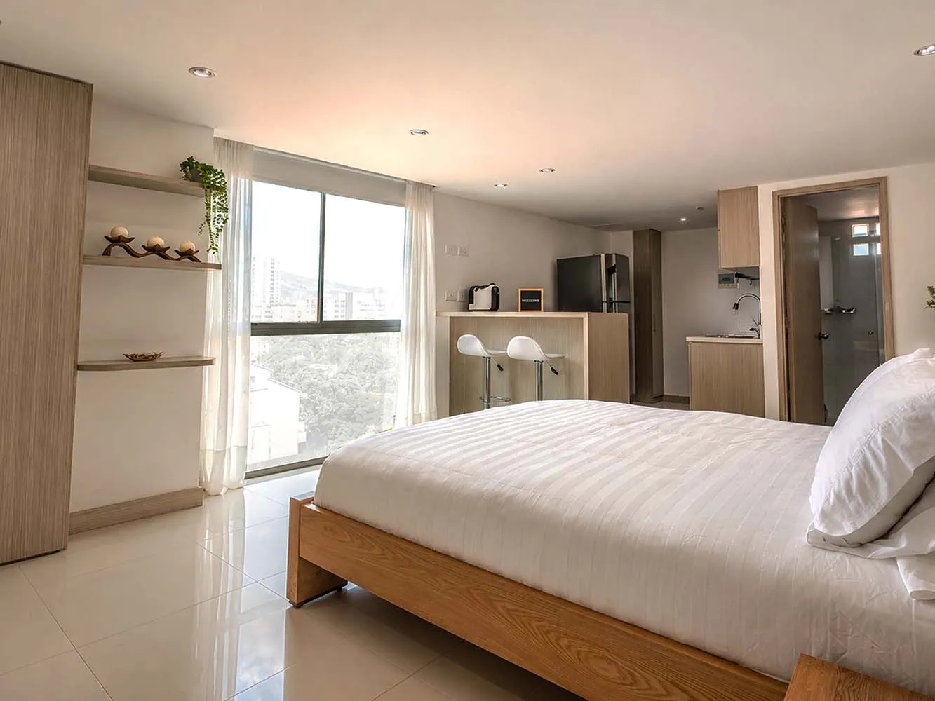 Fotografía sin retoque de apartamento usado con dormitorio, cocina y vista exterior