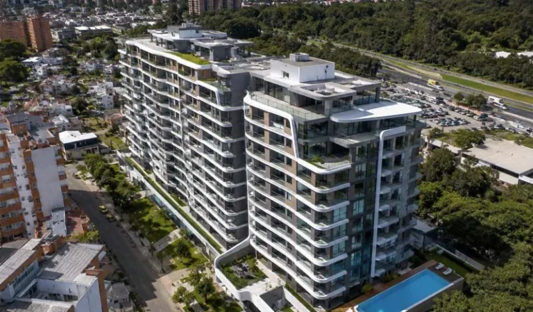 Fotografía aérea con dron de edificio residencial y conjunto arquitectónico en Bogotá